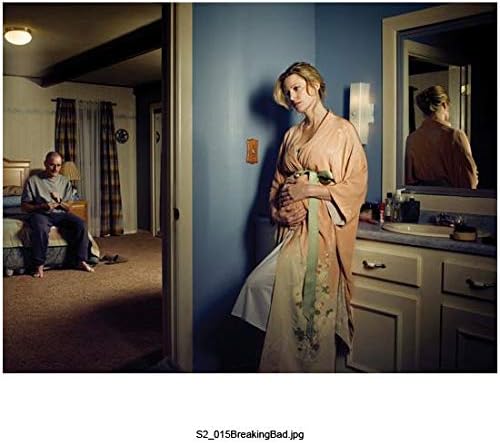 Bryan Cranston ül az ágyban Anna Gunn, a fürdőszobában fogta a hasát (Breaking Bad Évad 2 - Walter White & Skylar Fehér)